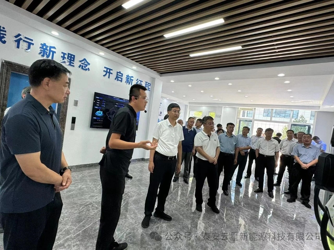 泰安市人大辛海明、李华民一行莅临泰安云星新能源视察充电桩研发生产项目，董骞、连桂荣、陈军、孔志刚等县领导陪同视察