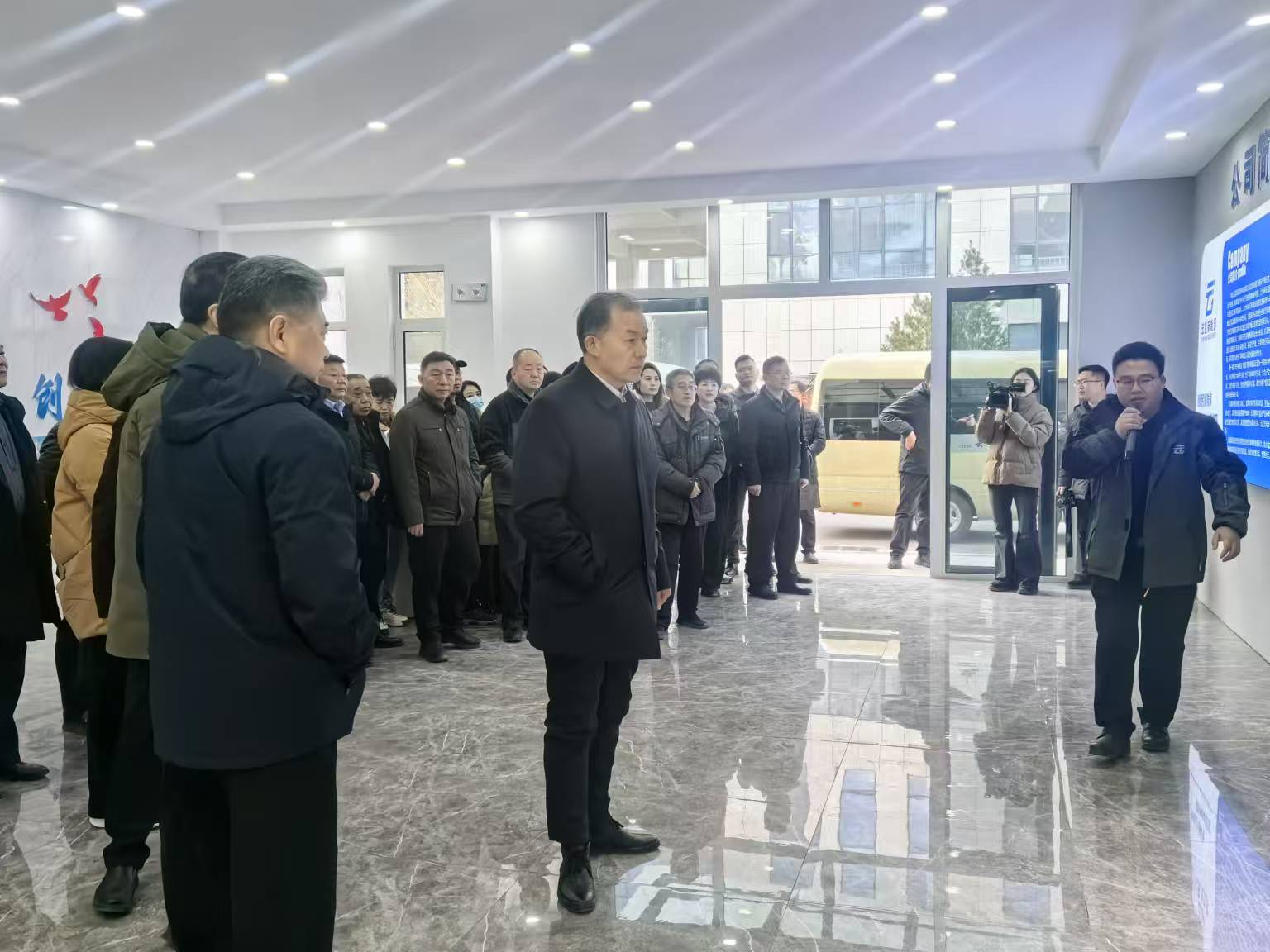 县人大常委会组织驻宁省、市人大代表莅临云星新能源视察汽车充电桩研发生产项目