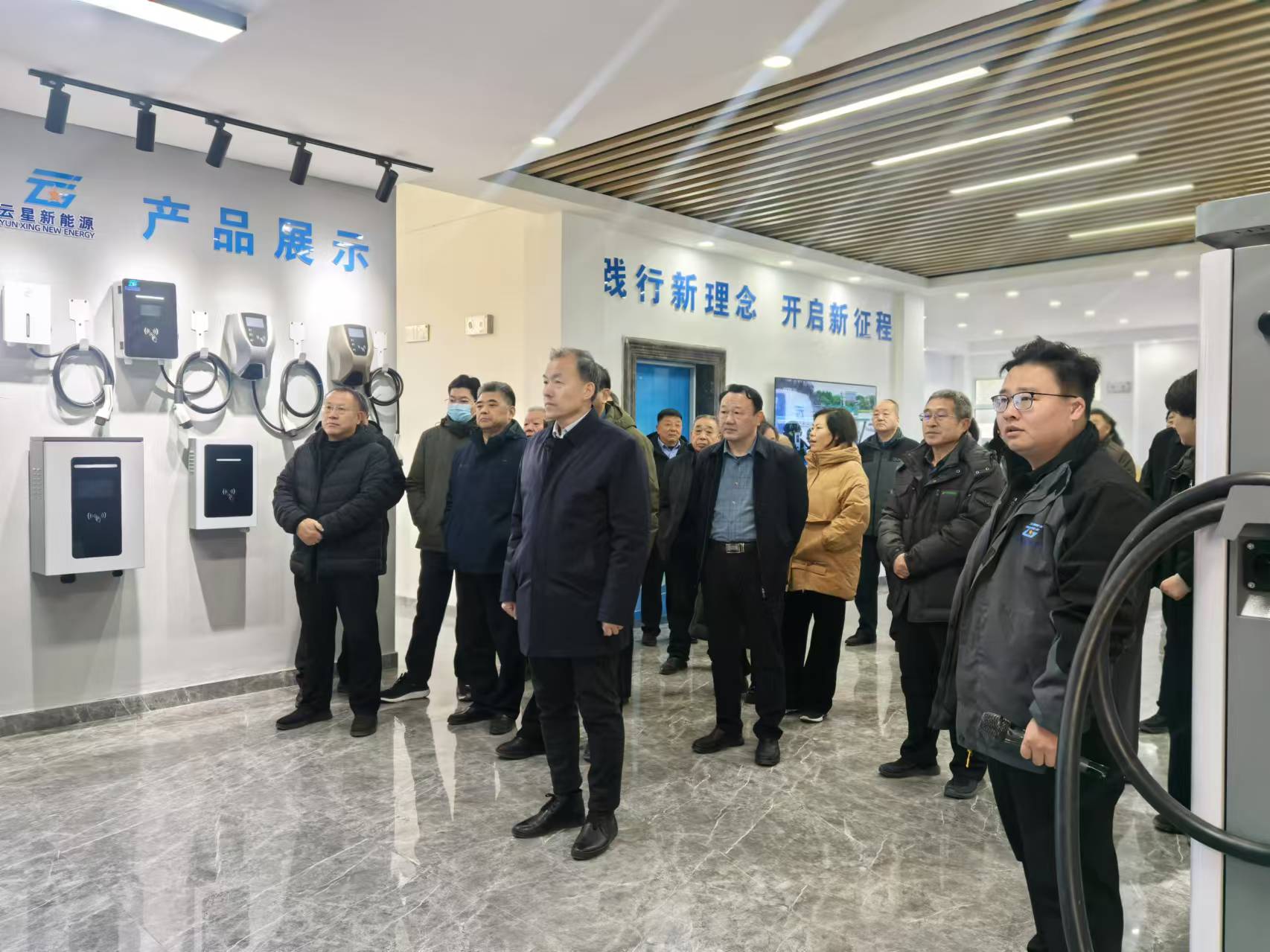 县人大常委会组织驻宁省、市人大代表莅临云星新能源视察汽车充电桩研发生产项目