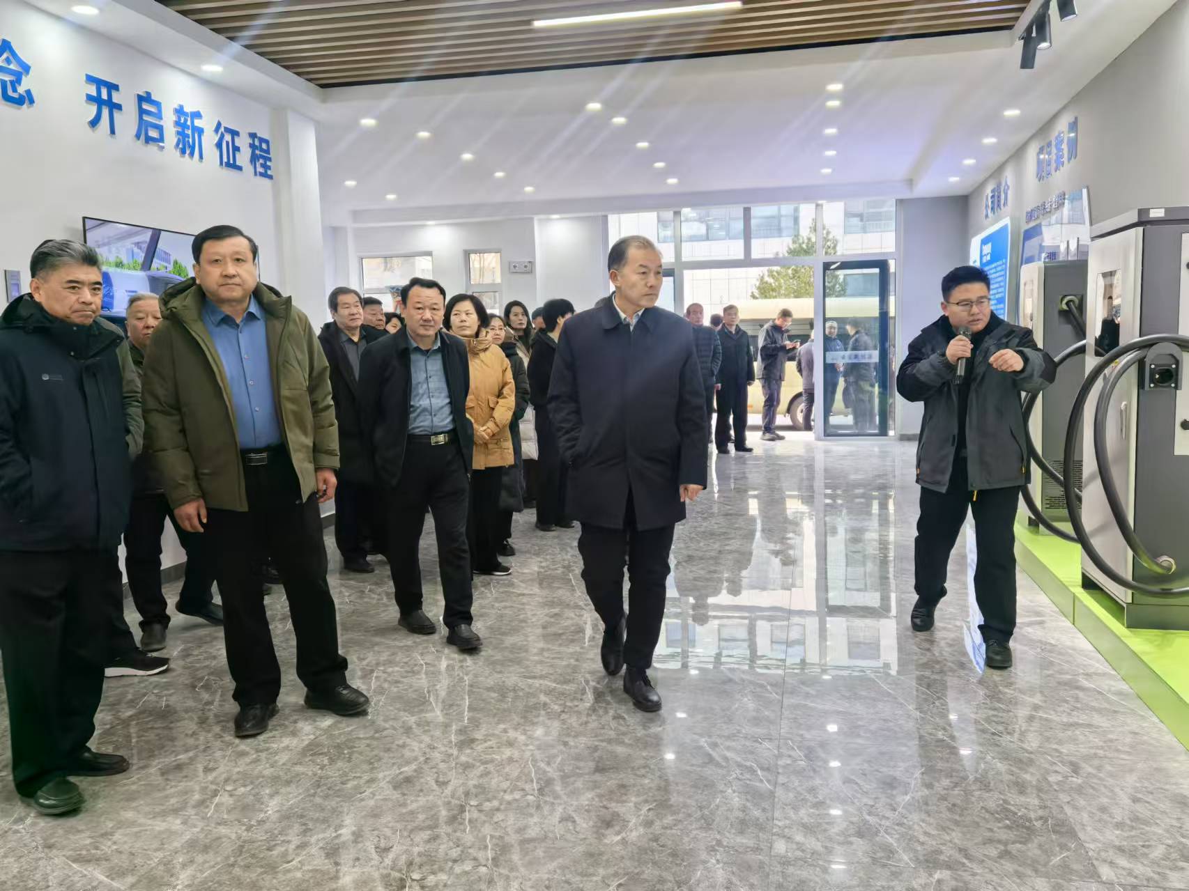 县人大常委会组织驻宁省、市人大代表莅临云星新能源视察汽车充电桩研发生产项目