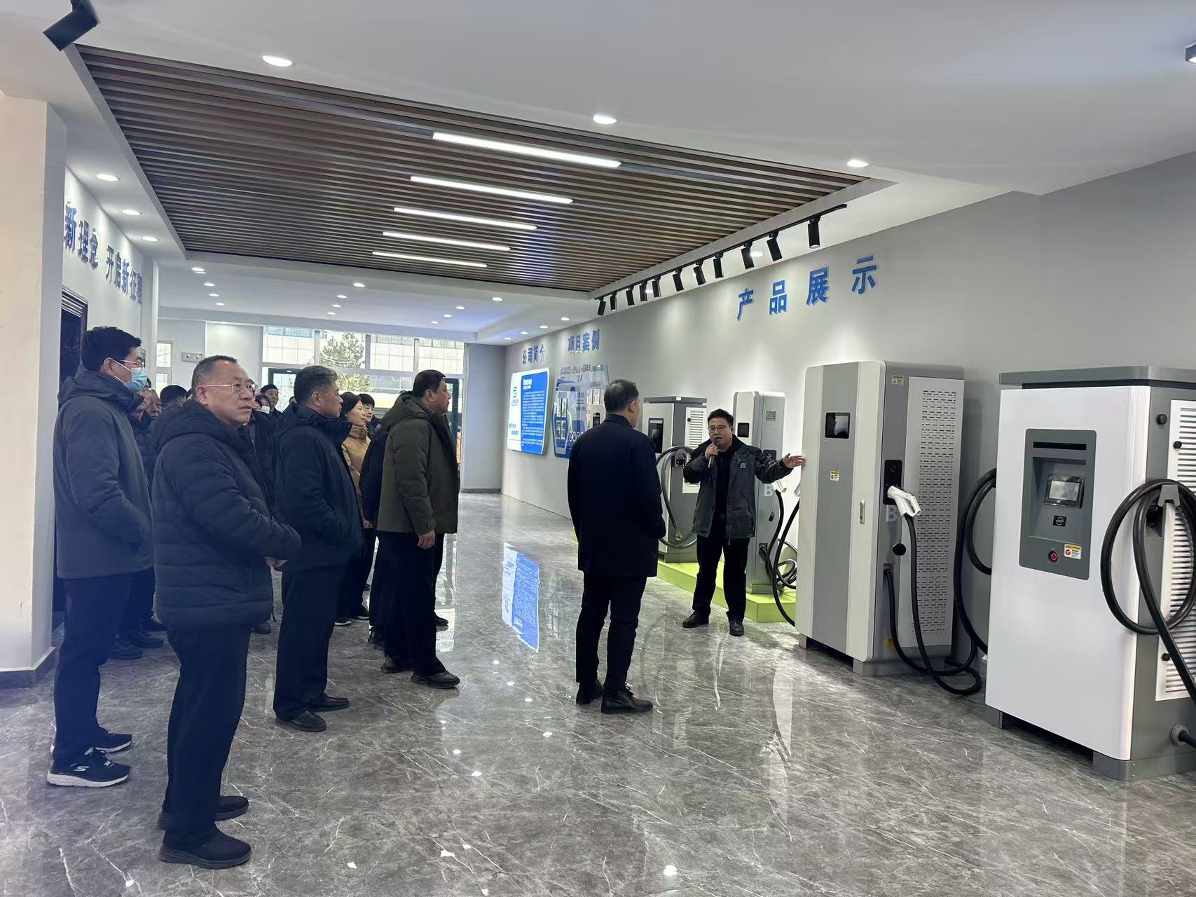 县人大常委会组织驻宁省、市人大代表莅临云星新能源视察汽车充电桩研发生产项目