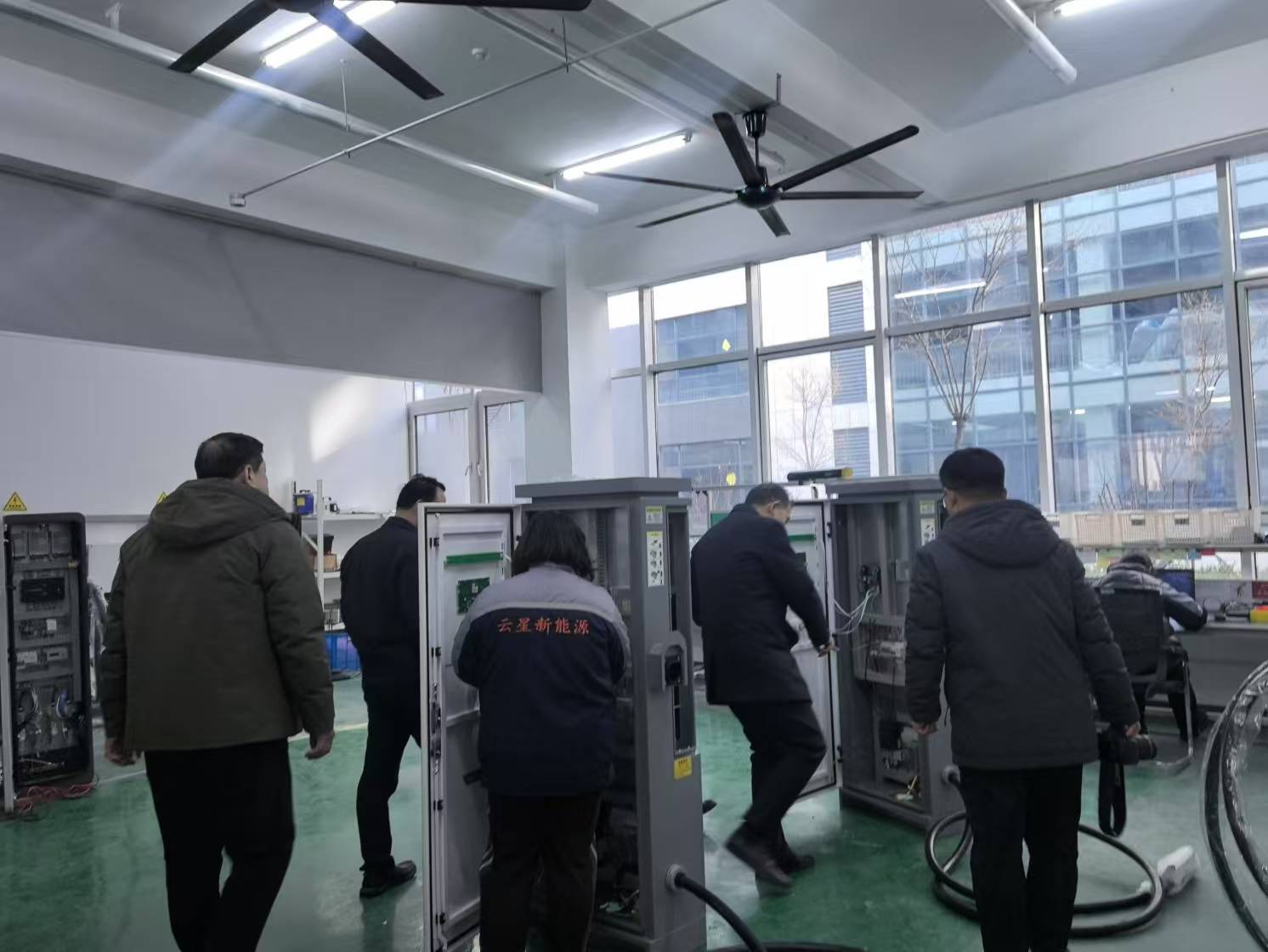 县人大常委会组织驻宁省、市人大代表莅临云星新能源视察汽车充电桩研发生产项目