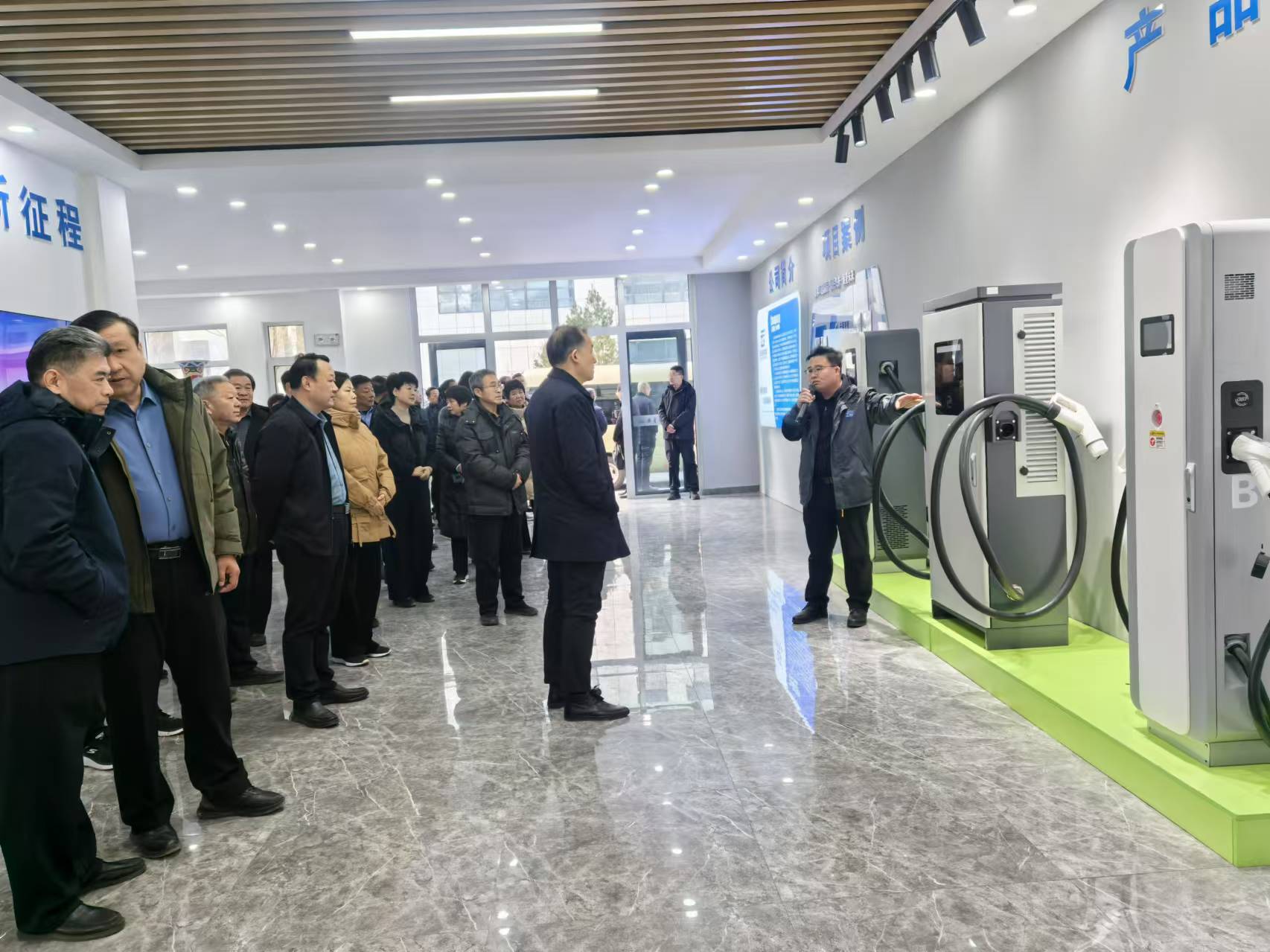 县人大常委会组织驻宁省、市人大代表莅临云星新能源视察汽车充电桩研发生产项目